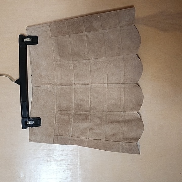 Suede bebe beige skirt size 2 - Picture 2 of 3